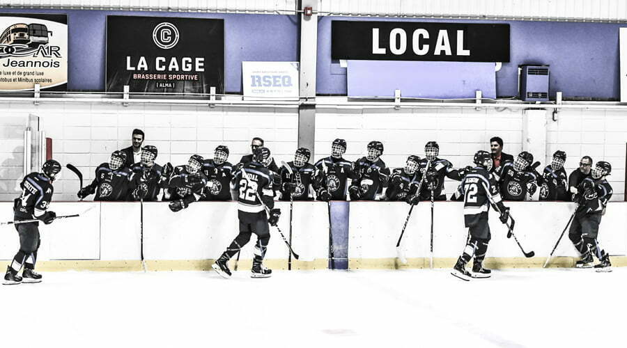 Joueurs de hockey félicitant leurs coéquipiers sur le banc après un but