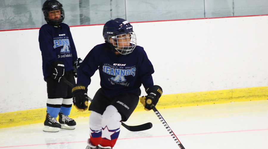 Académie de hockey des Jeannois - jeune joueur en action