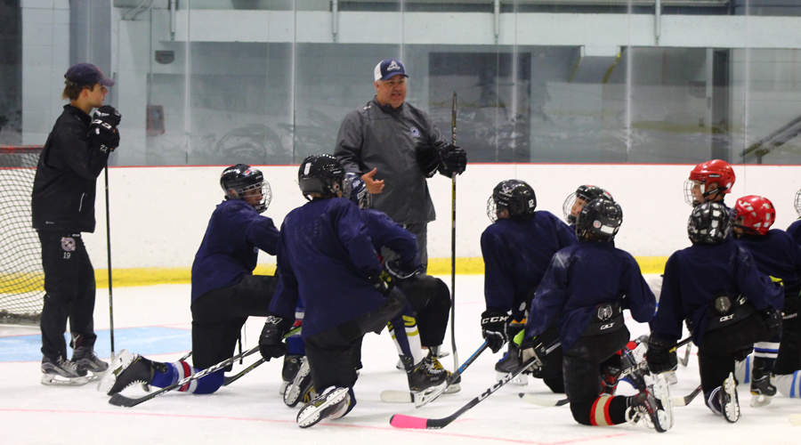 Académie de hockey des Jeannois - explications de l'entraîneur sur glace