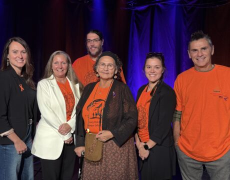 Sur la photo : Mélissa Gagné, conseillère aux relations avec les Premières Nations, Rio Tinto | Marie-Ève Gravel, directrice générale, Collège d’Alma | Steeve Simard, enseignant responsable du Centre Mamo Meskanaw | Kukum Jacinthe, aînée en résidence | Mélina Régimbal, chargée de projet, Fondation du Collège d’Alma | Jérôme Pruneau, conseiller en équité, diversité et inclusion